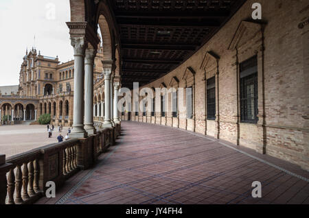 Guardando verso il basso l'ala di Plaza de España, Siviglia, Spagna Foto Stock