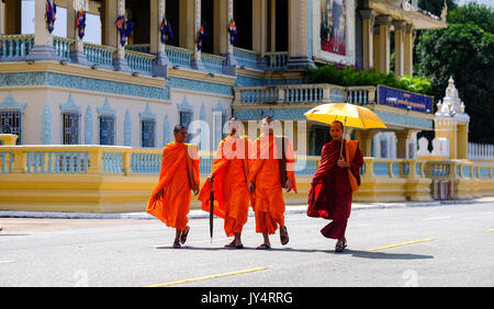 Monaci cambogiano al di fuori del Palazzo Reale di Phnom Penh, Cambogia Foto Stock