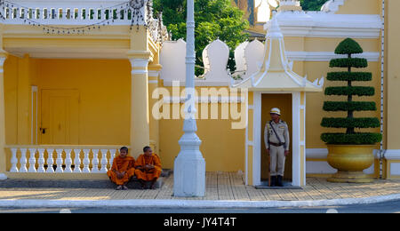 Monaci cambogiano al di fuori del Palazzo Reale di Phnom Penh, Cambogia Foto Stock