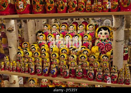Matriochka russo bambole in vendita nel negozio Foto Stock