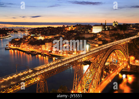 Porto skyline e fiume Douro di notte con Dom Luis I Ponte sul primo piano, Portogallo Foto Stock