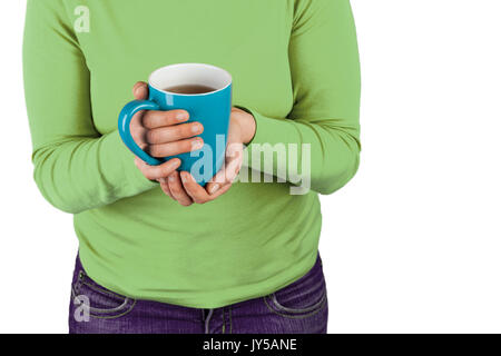 Mani femminili tenendo un grande tazza isolata su bianco con spazio di copia Foto Stock