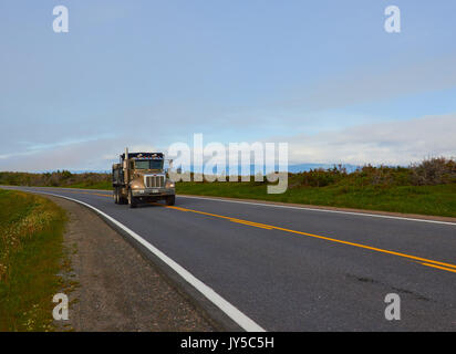 Stile Americano carrello su strada che corre attraverso il Parco Nazionale Gros Morne un sito patrimonio mondiale dell'UNESCO, Terranova, Canada Foto Stock