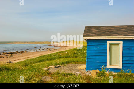 In legno di colore blu sopra cabina deserta sulla baia del Golfo di San Lorenzo ad ovest sulla costa di Terranova, del Canada Foto Stock