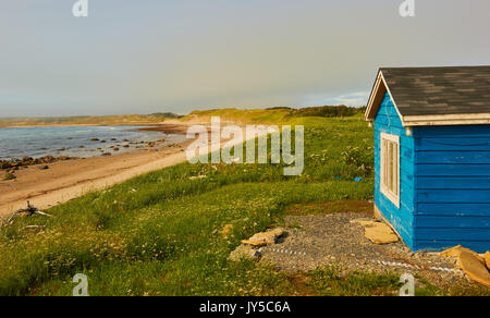 In legno di colore blu sopra cabina deserta sulla baia del Golfo di San Lorenzo ad ovest sulla costa di Terranova, del Canada Foto Stock