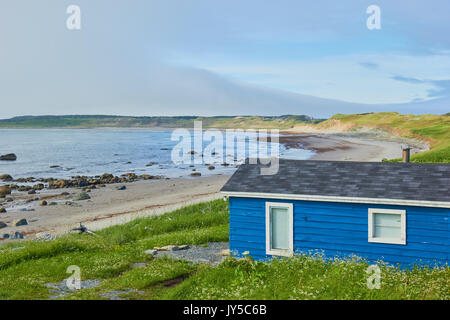 In legno di colore blu sopra cabina deserta sulla baia del Golfo di San Lorenzo ad ovest sulla costa di Terranova, del Canada Foto Stock