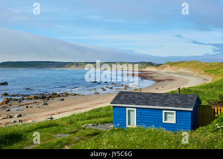 In legno di colore blu sopra cabina deserta sulla baia del Golfo di San Lorenzo ad ovest sulla costa di Terranova, del Canada Foto Stock