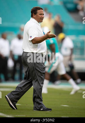 Giardini di Miami, Florida, Stati Uniti d'America. 18 Agosto, 2017. I Delfini di Miami coordinatore offensivo Clyde Christensen a Hard Rock Stadium di Miami, Florida il 17 agosto 2017. Credito: Allen Eyestone/Palm Beach post/ZUMA filo/Alamy Live News Foto Stock