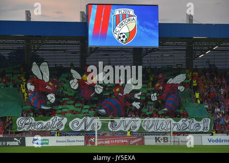 Gli appassionati di Plzen assiste il quarto round del play-off UEFA Europa League Soccer Match FC Viktoria Plzen vs AEK Larnaka a Pilsen, Repubblica Ceca, il 17 agosto 2017. (CTK foto/Slavomir Kubes) Foto Stock