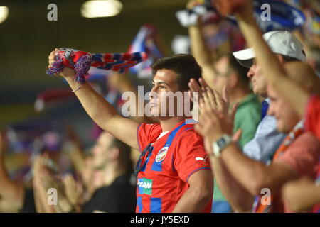 Gli appassionati di Plzen assiste il quarto round del play-off UEFA Europa League Soccer Match FC Viktoria Plzen vs AEK Larnaka a Pilsen, Repubblica Ceca, il 17 agosto 2017. (CTK foto/Slavomir Kubes) Foto Stock