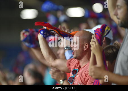 Gli appassionati di Plzen assiste il quarto round del play-off UEFA Europa League Soccer Match FC Viktoria Plzen vs AEK Larnaka a Pilsen, Repubblica Ceca, il 17 agosto 2017. (CTK foto/Slavomir Kubes) Foto Stock