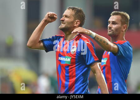 Marek Bakos (Pilsen, sinistra) celebra il suo obiettivo durante il quarto round del play-off UEFA Europa League Soccer Match FC Viktoria Plzen vs AEK Larnaka a Pilsen, Repubblica Ceca, il 17 agosto 2017. (CTK foto/Slavomir Kubes) Foto Stock