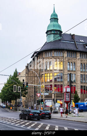 Berlino, Germania. 17 Ago, 2017. CDU spiega CDU/CSU manifesto elettorale presso la storica vecchia Kaufhaus Jandorf edificio (18 agosto-24 settembre). Il conservatore CDU/CSU alliance hanno concordato un programma congiunto con lo slogan "für ein Deutschland, in dem wir gut und gerne leben" - "Per una Germania in cui viviamo bene e godere di'. Credito: Eden Breitz/Alamy Live News Foto Stock