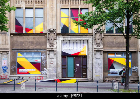 Berlino, Germania. 17 Ago, 2017. CDU spiega CDU/CSU manifesto elettorale presso la storica vecchia Kaufhaus Jandorf edificio (18 agosto-24 settembre). Il conservatore CDU/CSU alliance hanno concordato un programma congiunto con lo slogan "für ein Deutschland, in dem wir gut und gerne leben" - "Per una Germania in cui viviamo bene e godere di'. Credito: Eden Breitz/Alamy Live News Foto Stock