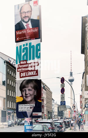 Berlino, Germania. 17 Ago, 2017. Manifesti elettorali appaiono nelle strade di Berlino. Federale per l elezione avviene il 24 settembre 2017 e tutti i partiti politici sono in competizione per lo spazio per promuovere i loro candidati Credit: Eden Breitz/Alamy Live News Foto Stock