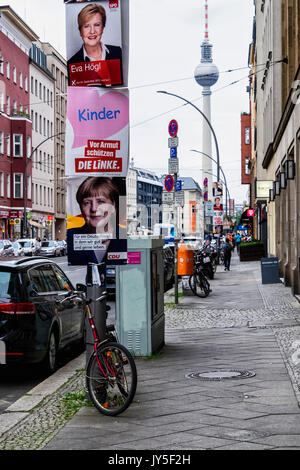 Berlino, Germania. 17 Ago, 2017. Manifesti elettorali appaiono nelle strade di Berlino. Federale per l elezione avviene il 24 settembre 2017 e tutti i partiti politici sono in competizione per lo spazio per promuovere i loro candidati Credit: Eden Breitz/Alamy Live News Foto Stock