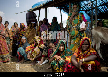 Agosto 17, 2017 Bogra, Bangladesh. 17 Ago, 2017. Colpite dalle alluvioni le donne si riuniscono per ricevere soccorso da un locale rulling parte MP a Jamtola, Sariakandi, Bogra. Secondo le autorità, inondazioni causate dalle forti piogge rizzatura Bangladesh durante la scorsa settimana hanno lasciato almeno 56 morti. Le persone colpite sono in attesa di ottenere più rilievo come essi sono in carenza di cibo e di acqua potabile nei centri di ricovero. Credito: K M Asad/ZUMA filo/Alamy Live News Foto Stock