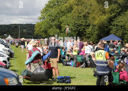 Henley-on-Thames, Oxfordshire, Regno Unito. 18 Agosto, 2017. Festaioli arrivano a frotte per il pieno di celebrità di riavvolgimento Sud Festival 2017 per celebrare la musica e le stelle degli anni ottanta durante il weekend Credito: Uwe Deffner/Alamy Live News Foto Stock