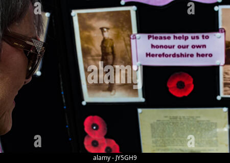 Leominster, UK. 18 Agosto, 2017. Dawn Lewis presso la raccolta fondi stallo nella piazza di mais. Il suo Grand-Uncle Allan Lewis è stato l'unico soldato da Herefordshire ad essere aggiudicati la Victoria Cross durante la Prima Guerra Mondiale. Dawn Lewis è la cattedra di una L Lewis VC Memorial Fund che sta lavorando con il supporto di Herefordshire Consiglio di onorare il locale eroe di guerra con una vita-size statua in bronzo di lui. La statua sarà creato dall'artista Jemma Pearson che ha scolpito la Statua di Elgar che sorge nella motivazione della Cattedrale di Hereford. Credito: Jim legno/Alamy Live News Foto Stock