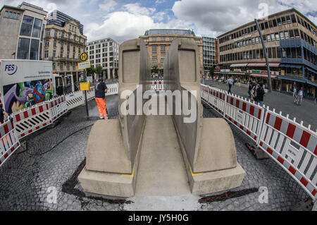 Un cemento grigio bus è ancora recintata nella centrale Rathenauplatz in Frankfurt am Main, Germania, 18 agosto 2017. Il viaggio "grigio monumento bus' è a conmemorate vittime del "l'eutanasia" di quelli con malattie mentali e i disabili mentali durante i tempi del nazionalsocialismo tra 19 agosto 2017 e maggio 2018. Foto: Frank Rumpenhorst/dpa Foto Stock