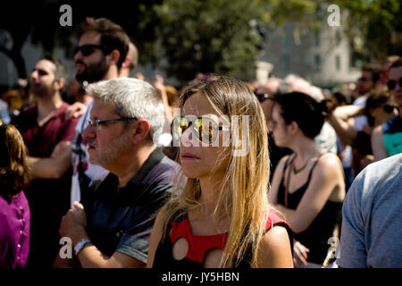 Barcellona, in Catalogna, Spagna. 18 Agosto, 2017. Nella città di Barcellona persone rendere omaggio alle vittime degli attacchi terroristici. Un furgone conducente arò nel pedoni in Las Ramblas di Barcellona e un altro a Cambrils città di mare, lasciando 13 morti e ferendo più di 100 altri. Credito: Jordi Boixareu/ZUMA filo/Alamy Live News Foto Stock