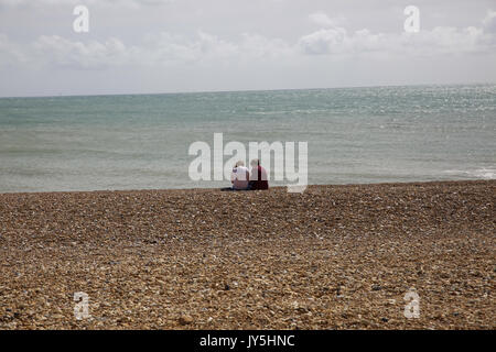 Eastbourne, Regno Unito. 18 Agosto, 2017. Blue Skies su Eastbourne Dopo forti piogge questa mattina davanti alla airshow internazionale di questo pomeriggio. Credito: Keith Larby/Alamy Live News Foto Stock