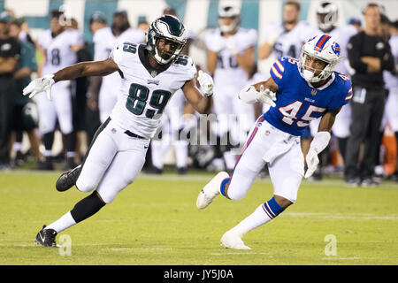 Agosto 17, 2017: Philadelphia Eagles wide receiver Greg Ward (89) in azione contro le fatture della Buffalo cornerback Marcus Sayles (45) durante il gioco di NFL tra le fatture della Buffalo e Philadelphia Eagles al Lincoln Financial Field di Philadelphia, Pennsylvania. Christopher Szagola/CSM Foto Stock