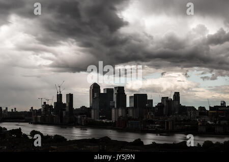 Londra, Regno Unito. 18 Agosto, 2017. Regno Unito Meteo: pomeriggio scure nuvole temporalesche su Canary Wharf business park edifici Credito: Guy Corbishley/Alamy Live News Foto Stock