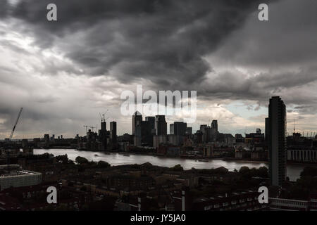 Londra, Regno Unito. 18 Agosto, 2017. Regno Unito Meteo: pomeriggio scure nuvole temporalesche su Canary Wharf business park edifici Credito: Guy Corbishley/Alamy Live News Foto Stock
