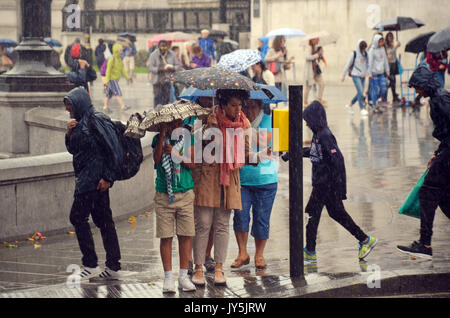 Londra, Regno Unito. 18 Agosto, 2017. Venerdì docce a Londra in Trafalgar Square. Credito: JOHNNY ARMSTEAD/Alamy Live News Foto Stock
