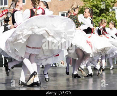 Danzatori provenienti da Ungheria effettuando al 2017 Billingham Festival Internazionale del Folklore di danza del mondo. Billingham, Inghilterra, Regno Unito. Foto Stock
