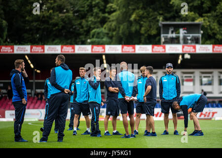 Koeln, Deutschland. 18 Agosto, 2017. Spieler vor Spielbeginn im Stadion GES/ Fussball/ 3. Liga: SC Fortuna Koeln - Karlsruher SC, 18.08.2017 -- calcio/ Soccer 3° Divisione: SC Fortuna Colonia vs Karlsruher SC, Colonia, 18 agosto 2017 -- | Verwendung weltweit Credito: dpa/Alamy Live News Foto Stock