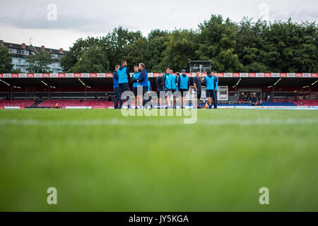 Koeln, Deutschland. 18 Agosto, 2017. Spieler vor Spielbeginn im Stadion GES/ Fussball/ 3. Liga: SC Fortuna Koeln - Karlsruher SC, 18.08.2017 -- calcio/ Soccer 3° Divisione: SC Fortuna Colonia vs Karlsruher SC, Colonia, 18 agosto 2017 -- | Verwendung weltweit Credito: dpa/Alamy Live News Foto Stock