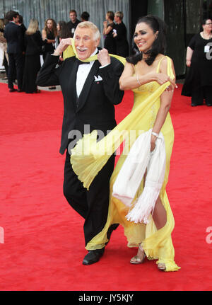 PICS FILE: Bruce Forsyth; Wilnelia Merced, Arqiva British Academy Awards di televisione, Royal Festival Hall di Londra REGNO UNITO, 12 maggio 2013, (Foto di Richard Goldschmidt) Credito: ricca di oro/Alamy Live News Foto Stock