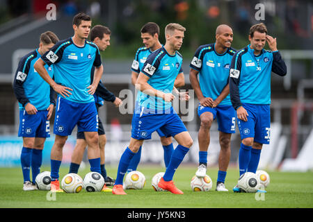 Koeln, Deutschland. 18 Agosto, 2017. Spieler erwaermen sich vor Spielbeginn GES/ Fussball/ 3. Liga: SC Fortuna Koeln - Karlsruher SC, 18.08.2017 -- calcio/ Soccer 3° Divisione: SC Fortuna Colonia vs Karlsruher SC, Colonia, 18 agosto 2017 -- | Verwendung weltweit Credito: dpa/Alamy Live News Foto Stock