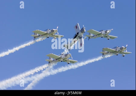 Eastbourne, East Sussex, Regno Unito. 18 Agosto, 2017. Il team di Raven eseguire alla XXV Eastbourne credito Airshow: Alan Fraser/Alamy Live News Foto Stock