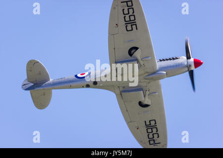 Eastbourne, East Sussex, Regno Unito. 18 Agosto, 2017.BBMF Spitfire PS915 vola al venticinquesimo Eastbourne credito Airshow: Alan Fraser/Alamy Live News Foto Stock
