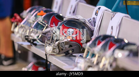 Agosto 17, 2017: Tampa Bay Buccaneers panca durante l'inno nazionale prima di un'NFL preseason game contro Jacksonville Jaguars a Jacksonville, FL. Gary McCullough/CSM Foto Stock