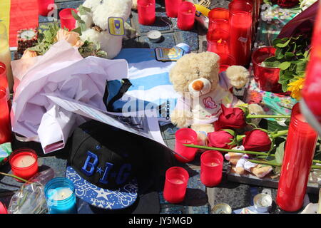 Barcellona, Spagna. 18 Agosto, 2017. Carichi di turisti e gente del posto di dare omaggio alle vittime della Barcellona attacco terroristico dove almeno 14 persone sono state uccise e oltre un centinaio di feriti con un furgone affittato sulla città e sul suo Rambla. Credito: Dino Geromella/Alamy Live News Foto Stock