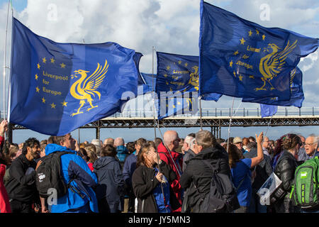 Southport, Merseyside, Regno Unito. 18 Agosto, 2017. Migliaia di persone partecipano a un raduno di lavoro come Jeremy Corbyn, supportato da John Prescott affrontare la folla sulla spiaggia di Southport. Jeremy la visita è parte di un giro di chiave sedi marginali e riflette il considerevole aumento della manodopera entro la città negli ultimi due anni o così. Nel 2015, del lavoro parlamentare del candidato per Southport, Liz Savage, raddoppiato il partito della votazione e poi quasi ripetuto la prodezza di nuovo questo anno quando il lavoro è arrivato secondo per la prima volta poiché John Prescott stava qui nel 1966. MediaWorldImages/AlamyLiveNews. Foto Stock