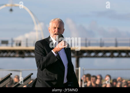 Southport, Merseyside, Regno Unito. 18 Agosto, 2017. Migliaia di persone partecipano a un raduno di lavoro come Jeremy Corbyn, supportato da John Prescott affrontare la folla sulla spiaggia di Southport. Jeremy la visita è parte di un giro di chiave sedi marginali e riflette il considerevole aumento della manodopera entro la città negli ultimi due anni o così. Nel 2015, Foto Stock