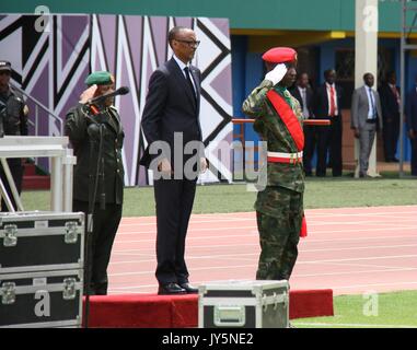 A Kigali, Ruanda. 18 Agosto, 2017. Il presidente rwandese Paul Kagame (C) partecipa alla cerimonia di inaugurazione a Kigali, capitale del Rwanda, su agosto 18, 2017. Il Presidente Paul Kagame venerdì ha prestato giuramento come Presidente del Ruanda per il suo terzo mandato di Kigali. Credito: Lyu Tianran/Xinhua/Alamy Live News Foto Stock