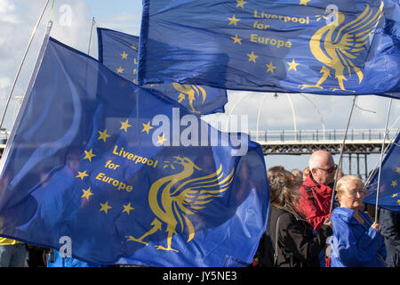 Southport, Merseyside, Regno Unito. 18 Agosto, 2017. Migliaia di persone partecipano a un raduno di lavoro come Jeremy Corbyn, supportato da John Prescott affrontare la folla sulla spiaggia di Southport. Jeremy la visita è parte di un giro di chiave sedi marginali e riflette il considerevole aumento della manodopera entro la città negli ultimi due anni o così. Nel 2015, del lavoro parlamentare del candidato per Southport, Liz Savage, raddoppiato il partito della votazione e poi quasi ripetuto la prodezza di nuovo questo anno quando il lavoro è arrivato secondo per la prima volta poiché John Prescott stava qui nel 1966. MediaWorldImages/AlamyLiveNews. Foto Stock