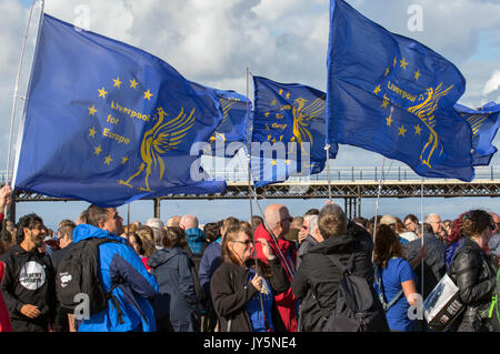 Southport, Merseyside, Regno Unito. 18 Agosto, 2017. Migliaia di persone partecipano a un raduno di lavoro come Jeremy Corbyn, supportato da John Prescott affrontare la folla sulla spiaggia di Southport. Jeremy la visita è parte di un giro di chiave sedi marginali e riflette il considerevole aumento della manodopera entro la città negli ultimi due anni o così. Nel 2015, del lavoro parlamentare del candidato per Southport, Liz Savage, raddoppiato il partito della votazione e poi quasi ripetuto la prodezza di nuovo questo anno quando il lavoro è arrivato secondo per la prima volta poiché John Prescott stava qui nel 1966. MediaWorldImages/AlamyLiveNews. Foto Stock