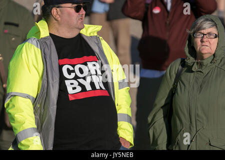 Southport, Merseyside, Regno Unito. 18 Agosto, 2017. Migliaia di persone partecipano a un raduno di lavoro come Jeremy Corbyn, supportato da John Prescott affrontare la folla sulla spiaggia di Southport. Jeremy la visita è parte di un giro di chiave sedi marginali e riflette il considerevole aumento della manodopera entro la città negli ultimi due anni o così. Nel 2015, del lavoro parlamentare del candidato per Southport, Liz Savage, raddoppiato il partito della votazione e poi quasi ripetuto la prodezza di nuovo questo anno quando il lavoro è arrivato secondo per la prima volta poiché John Prescott stava qui nel 1966. MediaWorldImages/AlamyLiveNews. Foto Stock