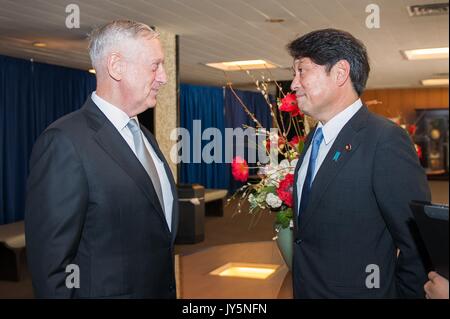 Stati Uniti Il Segretario della Difesa Jim Mattis, sinistra, chat giapponesi con il Ministro della difesa Itsunori Onodera prima dell' inizio della USA-Giappone sulla sicurezza del Comitato consultivo Riunioni presso il Dipartimento di Stato degli Stati Uniti il 17 agosto 2017 a Washington D.C. Foto Stock