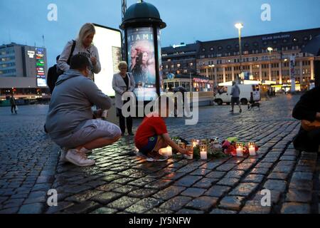 Turku, Finlandia. Il 18 agosto, 2017. Le persone piangono vittime di attacchi accoltellato a Turku, in Finlandia sud-occidentale, su agosto 18, 2017. Numerose persone sono state accoltellato nel centro di Turku, Finlandia sud-occidentale del venerdì, quando più di un uomo montati gli attacchi simultaneamente. Almeno due sono morti e 8 altri sono stati feriti, secondo i media locali. Credito: Xinhua/Alamy Live News Foto Stock