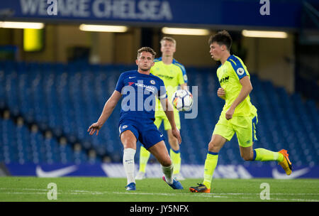 Londra, Regno Unito. 18 Agosto, 2017. Londra, Regno Unito. 18 Agosto, 2017. La Giordania HOUGHTON del Chelsea in azione sul suo ritorno dal rischio di lesioni durante l'U23 Premier League 2 match tra Chelsea e Derby County a Stamford Bridge, Londra, Inghilterra il 18 agosto 2017. Foto di Andy Rowland. **Solo uso editoriale FA Premier League e Football League sono soggetti a licenza DataCo. Credito: Andrew Rowland/Alamy Live News Credito: Andrew Rowland/Alamy Live News Foto Stock