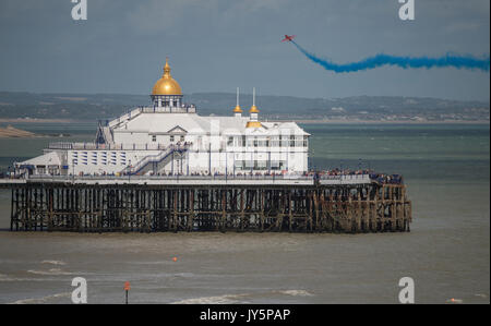 Eastbourne, Inghilterra, Regno Unito. Il 18 agosto 2017. Il giorno 2 della Airbourne, il popolare costa sud di mare su airshow il venticinquesimo anniversario della sua fondazione. Un assolo di aeromobili di visualizzazione delle frecce rosse RAF aerobatic team passa Eastbourne Pier Credit: Malcolm Park / Alamy Live News Foto Stock