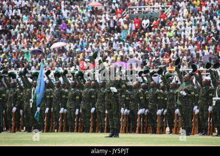 A Kigali, Ruanda. 18 Agosto, 2017. L'esercito ruandese ricevere ispezione dopo il Presidente Paul Kagame la cerimonia di inaugurazione a Kigali, capitale del Rwanda, su agosto 18, 2017. Il Presidente Paul Kagame venerdì ha prestato giuramento come Presidente del Ruanda per il suo terzo mandato di Kigali. Credito: Lyu Tianran/Xinhua/Alamy Live News Foto Stock